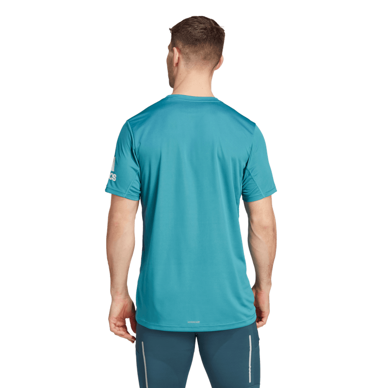 Camiseta-Manga-Corta-adidas-para-hombre-Run-It-Tee-M-para-correr-color-azul.-Reverso-Sobre-Modelo