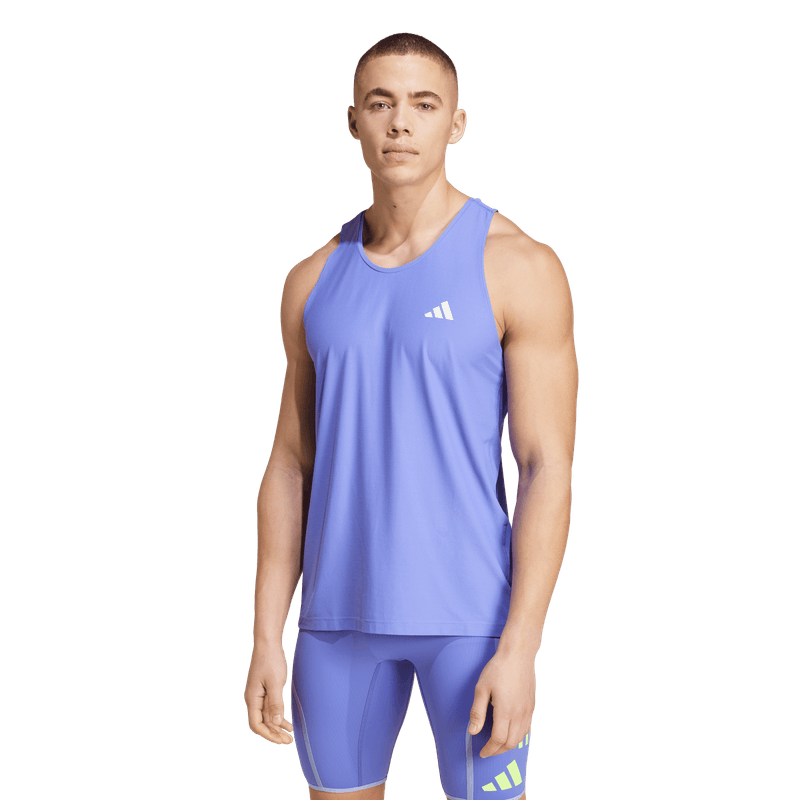Camiseta-Manga-Sisa-adidas-para-hombre-Otr-B-Tank-para-correr-color-azul.-Frente-Sobre-Modelo
