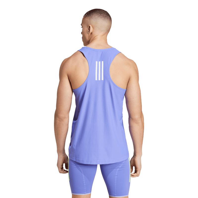 Camiseta-Manga-Sisa-adidas-para-hombre-Otr-B-Tank-para-correr-color-azul.-Reverso-Sobre-Modelo