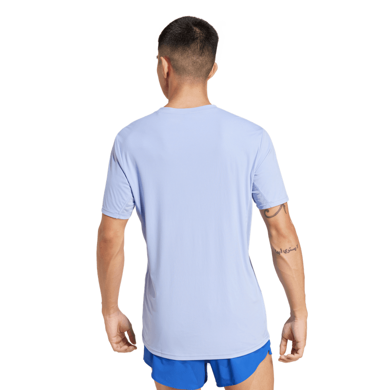 Camiseta-Manga-Corta-adidas-para-hombre-Adizero-E-Tee-para-correr-color-azul.-Reverso-Sobre-Modelo