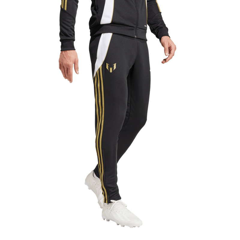 Pantalon-adidas-para-hombre-Messi-Pnt-para-futbol-color-negro.-Frente-Sobre-Modelo