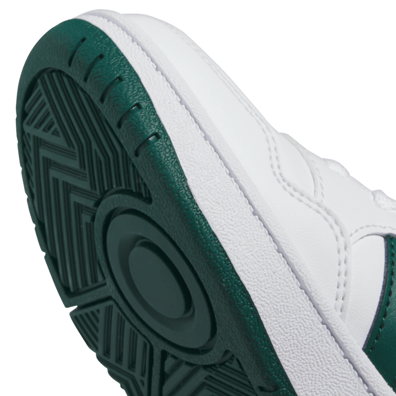 Tenis-adidas-para-niño-Hoops-3.0-K-para-moda-color-blanco.-Detalle-2