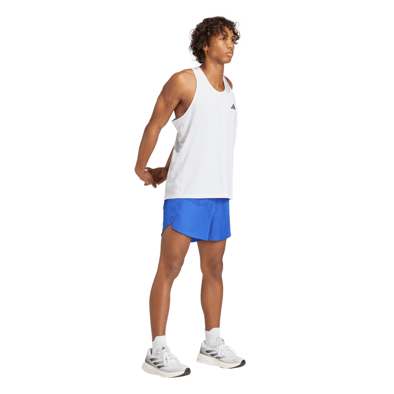Pantaloneta-adidas-para-hombre-Run-It-Short-para-correr-color-azul.-Modelo-En-Movimiento