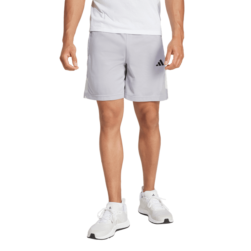 Pantaloneta-adidas-para-hombre-Camo-Short-para-entrenamiento-color-gris.-Frente-Sobre-Modelo