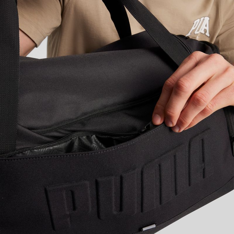Maletin-puma-para-hombre-Puma-S-Sports-Bag-S-para-moda-color-negro.-Posterior-Sobre-Modelo