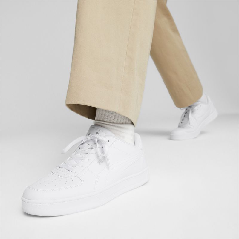 Tenis-puma-para-hombre-Puma-Caven-2.0-para-moda-color-blanco.-Lateral-Sobre-Modelo