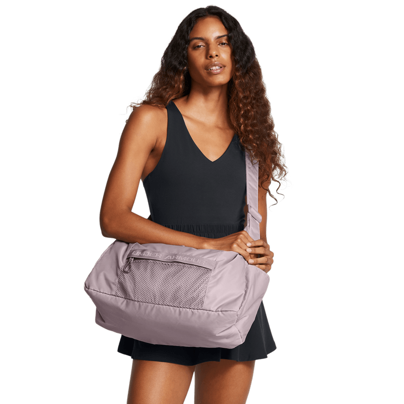 Maletin-under-armour-para-mujer-Ua-Studio-Slouchy-Duffle-para-entrenamiento-color-gris.-Frente-Sobre-Modelo