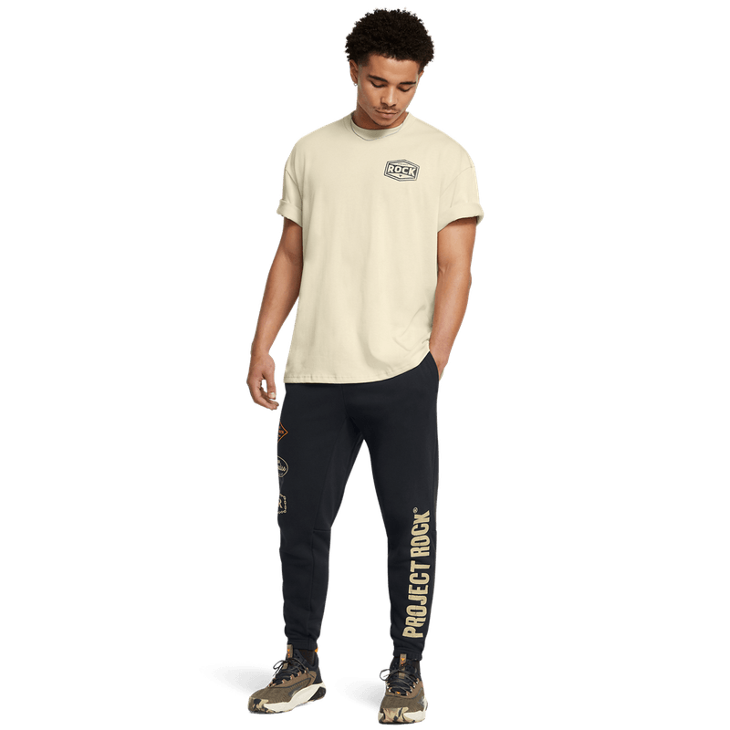 Camiseta-Manga-Corta-under-armour-para-hombre-Ua-Pjt-Rck-Hwt-Ss-Tools-para-entrenamiento-color-beige.-Outfit-Completo