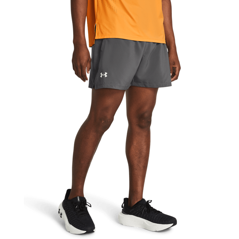Pantaloneta-under-armour-para-hombre-Ua-Launch-5--Short-para-correr-color-gris.-Frente-Sin-Modelo