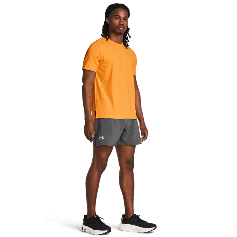 Pantaloneta-under-armour-para-hombre-Ua-Launch-5--Short-para-correr-color-gris.-Outfit-Completo