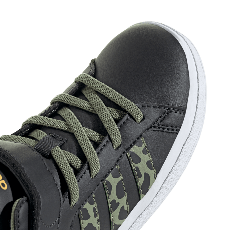 Tenis-adidas-para-niño-Grand-Court-Mid-Lionking-K-para-moda-color-gris.-Detalle-2