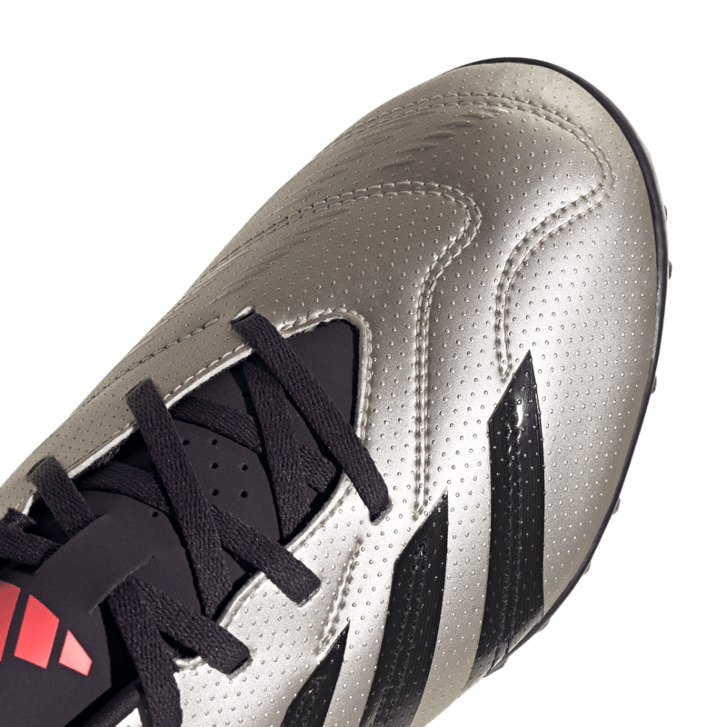 Guayos-adidas-para-hombre-Predator-Club-Tf-para-futbol-color-gris.-Detalle-1