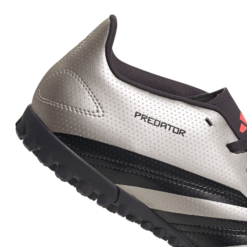 Guayos-adidas-para-hombre-Predator-Club-Tf-para-futbol-color-gris.-Detalle-2