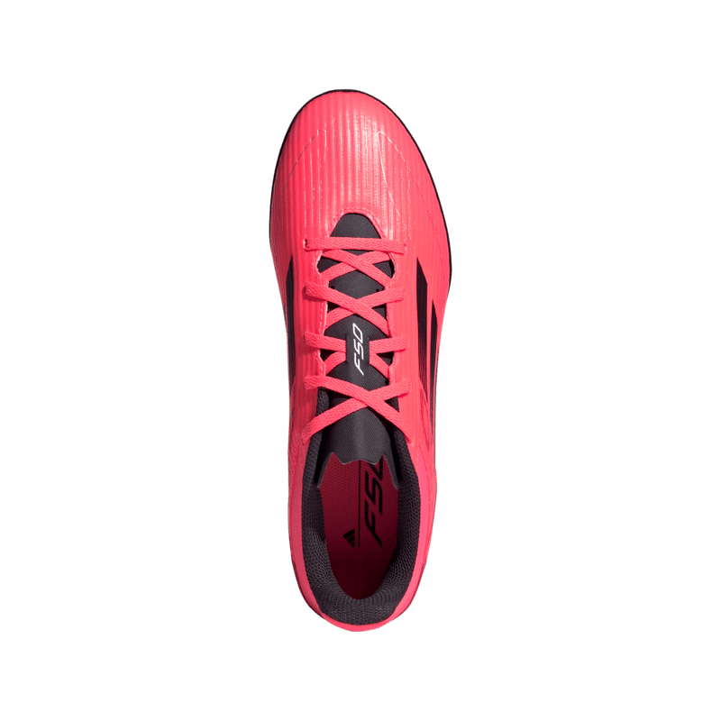 Guayos-adidas-para-hombre-F50-Club-Tf-para-futbol-color-rosado.-Capellada