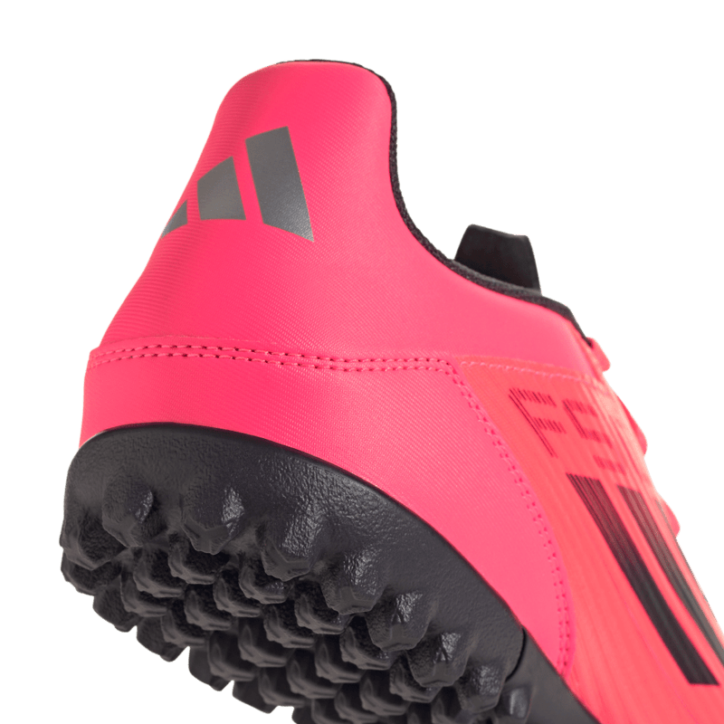 Guayos-adidas-para-hombre-F50-Club-Tf-para-futbol-color-rosado.-Detalle-1