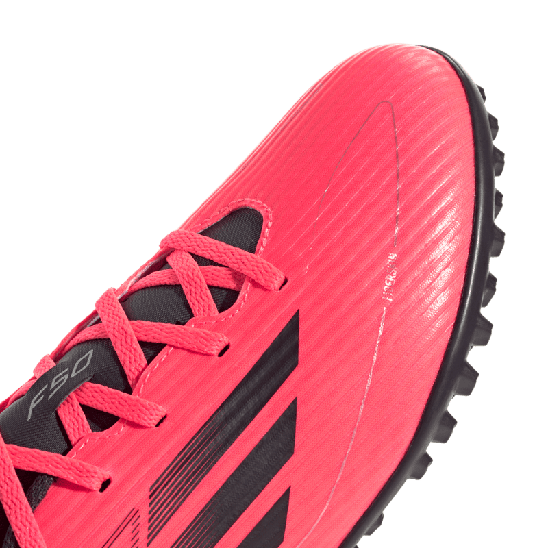Guayos-adidas-para-hombre-F50-Club-Tf-para-futbol-color-rosado.-Detalle-2