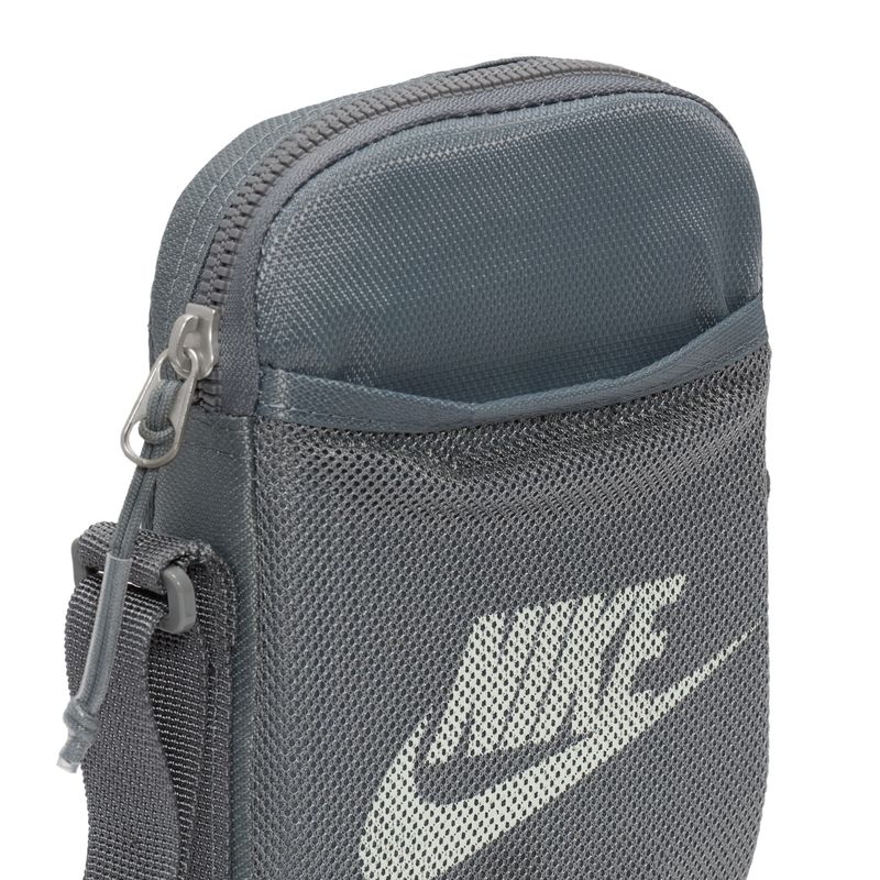 Canguro-nike-para-hombre-Nk-Heritage-S-Crossbody-para-moda-color-gris.-Reverso-Sobre-Modelo