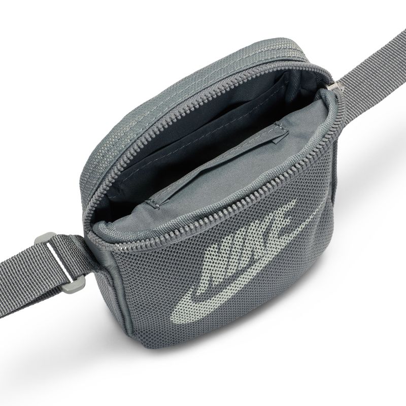Canguro-nike-para-hombre-Nk-Heritage-S-Crossbody-para-moda-color-gris.-Detalle-1