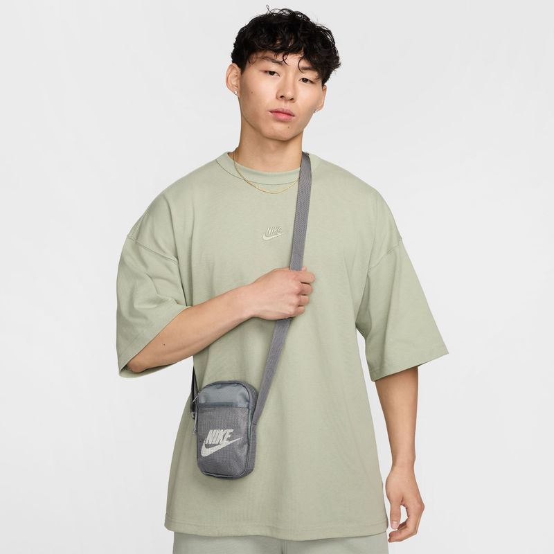 Canguro-nike-para-hombre-Nk-Heritage-S-Crossbody-para-moda-color-gris.-Detalle-2