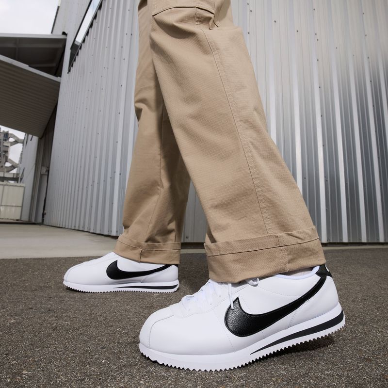 Tenis-nike-para-hombre-Nike-Cortez-Ltr-para-moda-color-blanco.-Vista-Cuerpo-Completo-Modelo
