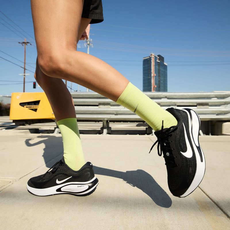 Tenis-nike-para-mujer-W-Nike-Journey-Run-para-correr-color-negro.-Vista-Cuerpo-Completo-Modelo