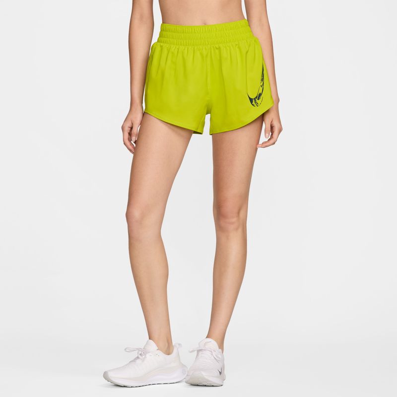 Pantaloneta-nike-para-mujer-W-Nk-One-Swh-Hb-Df-Mr-Br-Srt-para-correr-color-verde.-Frente-Sobre-Modelo