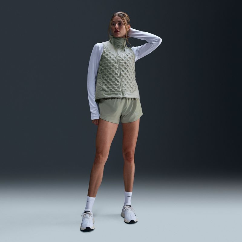 Pantaloneta-nike-para-mujer-W-Nk-One-Swh-Hb-Df-Mr-Br-Srt-para-correr-color-verde.-Frente-Sobre-Modelo