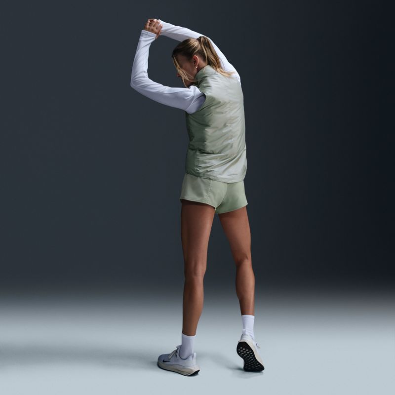 Pantaloneta-nike-para-mujer-W-Nk-One-Swh-Hb-Df-Mr-Br-Srt-para-correr-color-verde.-Reverso-Sobre-Modelo