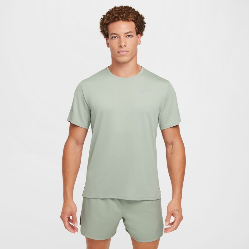 Camiseta-Manga-Corta-nike-para-hombre-M-Nk-Df-Uv-Miler-Ss-para-correr-color-verde.-Frente-Sobre-Modelo