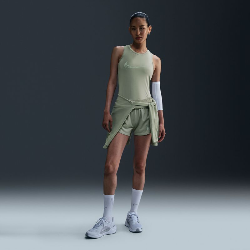 Camiseta-Manga-Sisa-nike-para-mujer-W-Nk-One-Swoosh-Hbr-Df-Tank-para-correr-color-verde.-Frente-Sobre-Modelo