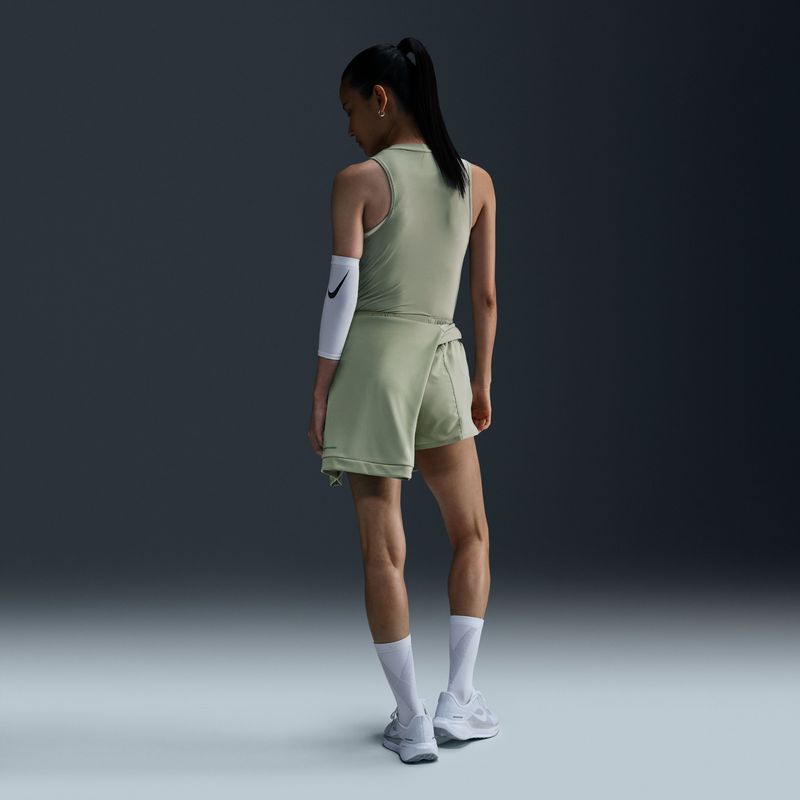 Camiseta-Manga-Sisa-nike-para-mujer-W-Nk-One-Swoosh-Hbr-Df-Tank-para-correr-color-verde.-Reverso-Sobre-Modelo