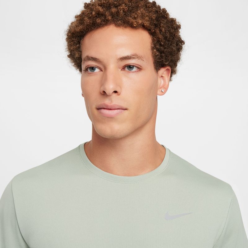 Camiseta-Manga-Corta-nike-para-hombre-M-Nk-Df-Uv-Miler-Ss-para-correr-color-verde.-Detalle-5-