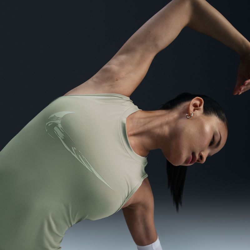 Camiseta-Manga-Sisa-nike-para-mujer-W-Nk-One-Swoosh-Hbr-Df-Tank-para-correr-color-verde.-Detalle-1