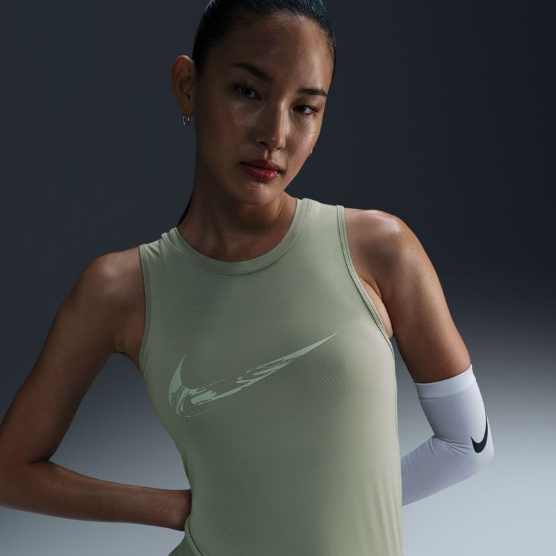 Camiseta-Manga-Sisa-nike-para-mujer-W-Nk-One-Swoosh-Hbr-Df-Tank-para-correr-color-verde.-Detalle-5-
