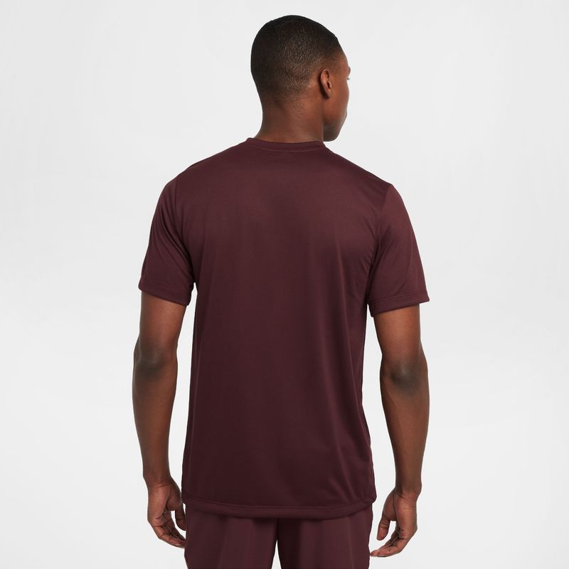 Camiseta-Manga-Corta-nike-para-hombre-M-Nk-Df-Tee-Rlgd-Reset-para-entrenamiento-color-rojo.-Reverso-Sobre-Modelo