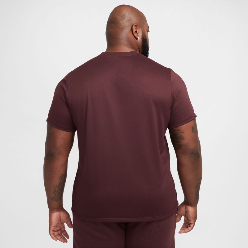 Camiseta-Manga-Corta-nike-para-hombre-M-Nk-Df-Tee-Rlgd-Reset-para-entrenamiento-color-rojo.-Vista-Posterior-Modelo-