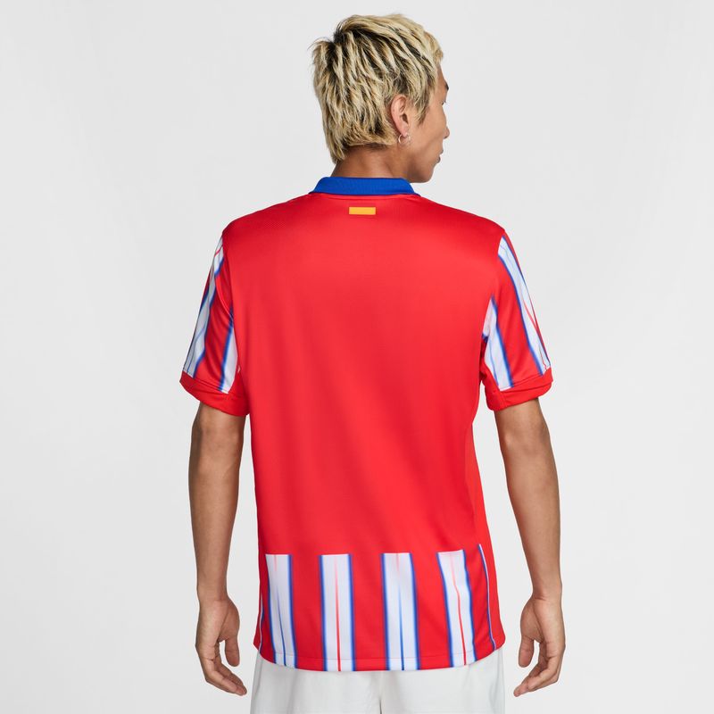 Camiseta-Manga-Corta-nike-para-hombre-Atm-M-Nk-Df-Jsy-Ss-Stad-Hm-para-futbol-color-rojo.-Reverso-Sobre-Modelo