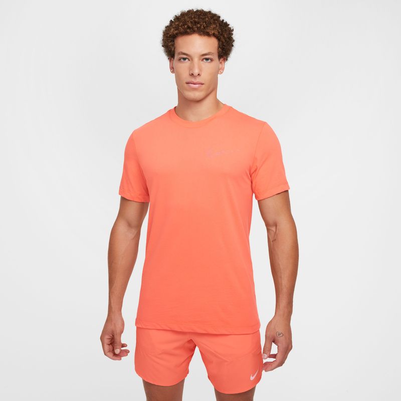 Camiseta-Manga-Corta-nike-para-hombre-M-Nk-Df-Tee-Run-Division-Fa24-para-correr-color-multicolor.-Frente-Sobre-Modelo