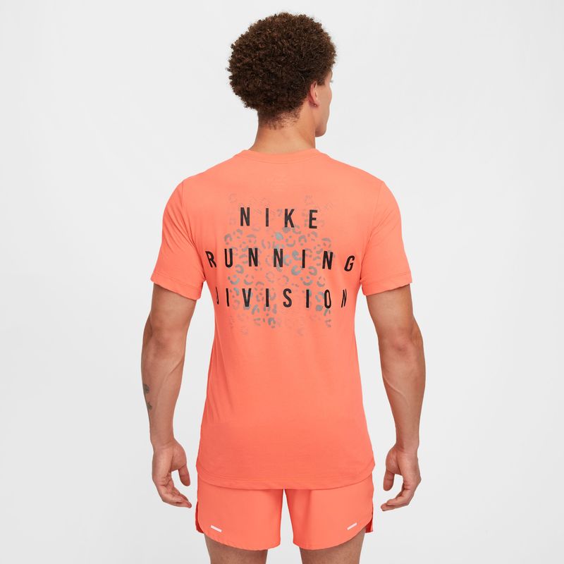 Camiseta-Manga-Corta-nike-para-hombre-M-Nk-Df-Tee-Run-Division-Fa24-para-correr-color-multicolor.-Reverso-Sobre-Modelo
