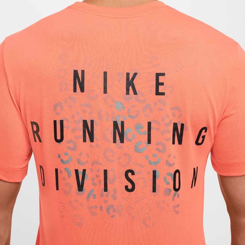 Camiseta-Manga-Corta-nike-para-hombre-M-Nk-Df-Tee-Run-Division-Fa24-para-correr-color-multicolor.-Detalle-1
