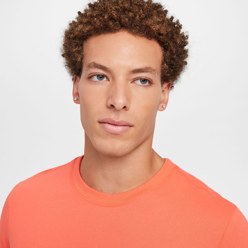 Camiseta-Manga-Corta-nike-para-hombre-M-Nk-Df-Tee-Run-Division-Fa24-para-correr-color-multicolor.-Detalle-5-
