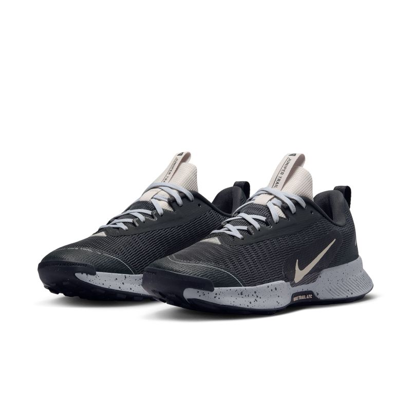 Tenis-nike-para-mujer-W-Nike-Juniper-Trail-3-para-correr-color-gris.-Par-Alineados