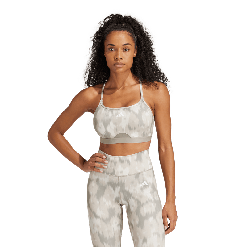 Top-adidas-para-mujer-Aer-Ls-Aop-Bra-para-entrenamiento-color-beige.-Frente-Sobre-Modelo