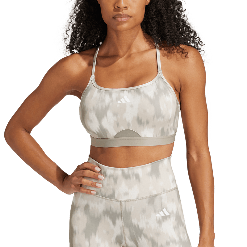 Top-adidas-para-mujer-Aer-Ls-Aop-Bra-para-entrenamiento-color-beige.-Zoom-Frontal-Sobre-Modelo