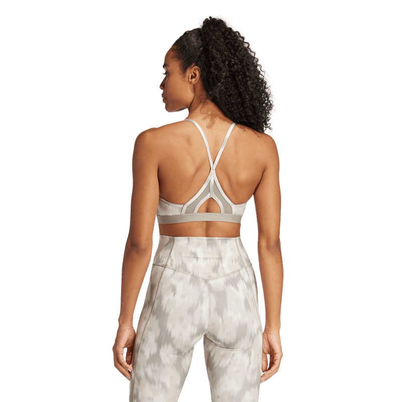 Top-adidas-para-mujer-Aer-Ls-Aop-Bra-para-entrenamiento-color-beige.-Reverso-Sobre-Modelo