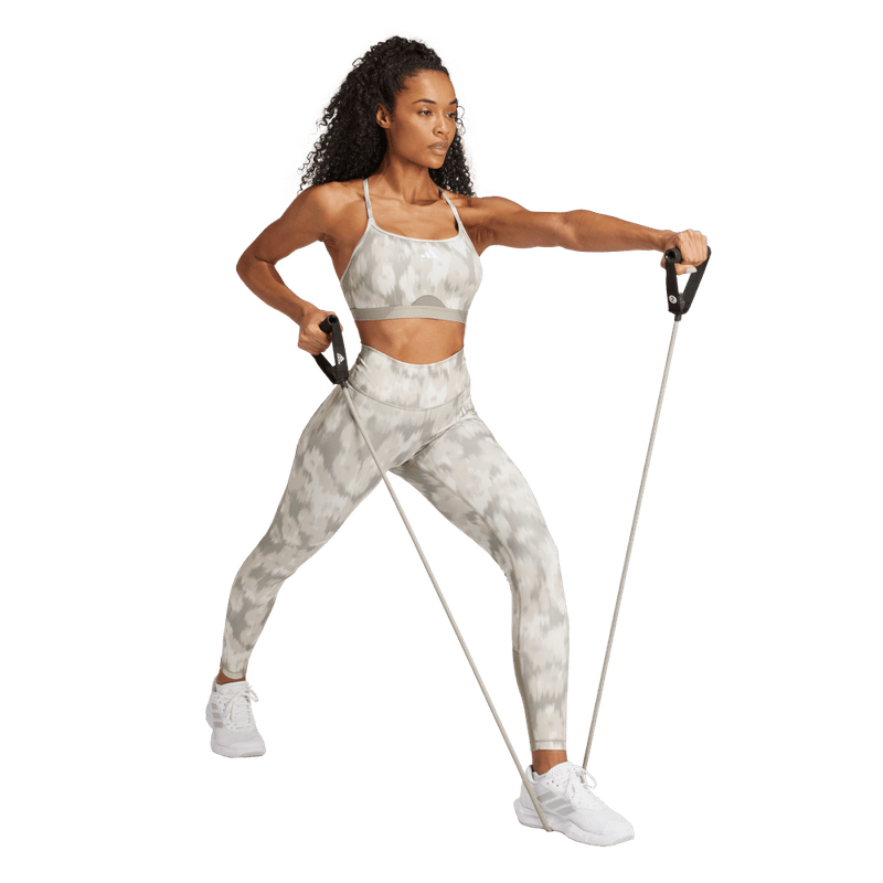 Top-adidas-para-mujer-Aer-Ls-Aop-Bra-para-entrenamiento-color-beige.-Modelo-En-Movimiento