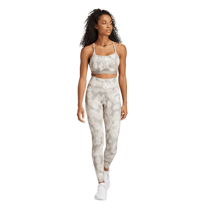Top-adidas-para-mujer-Aer-Ls-Aop-Bra-para-entrenamiento-color-beige.-Reverso-Sobre-Modelo