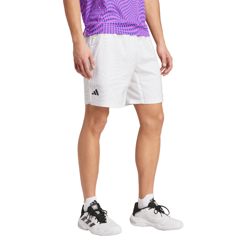 Pantaloneta-adidas-para-hombre-Club-Graphshort-para-tenis-color-blanco.-Modelo-En-Movimiento