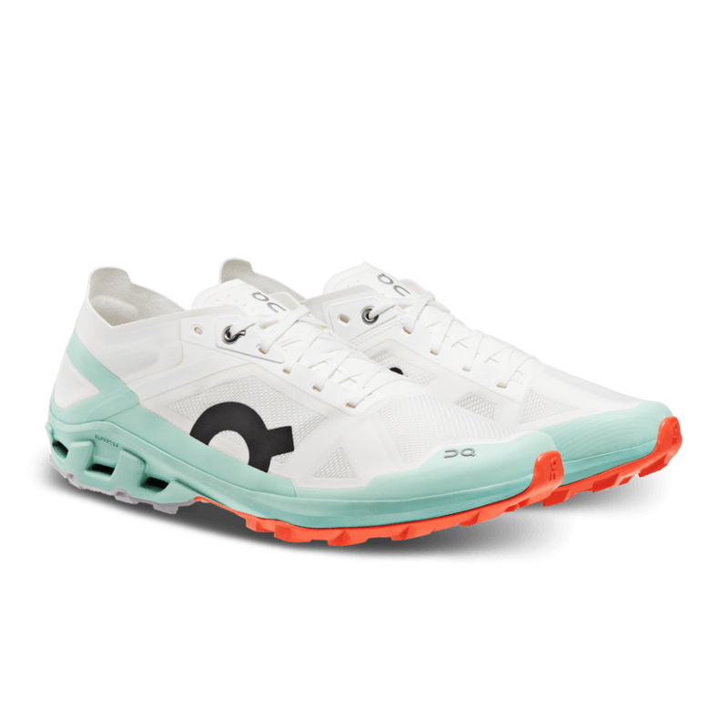 Tenis-on-para-hombre-Cloudventure-Peak-para-outdoor-color-blanco.-Par-Alineados-