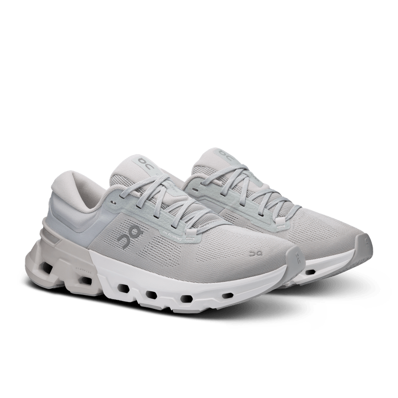 Tenis-on-para-hombre-Cloudflyer-5-M-para-correr-color-gris.-Par-Alineados-